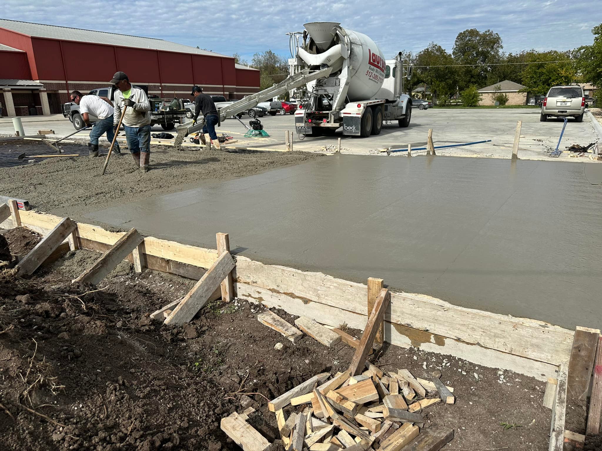 Zach Rabon Concrete crew placing a slab with a Lauren Concrete truck on site